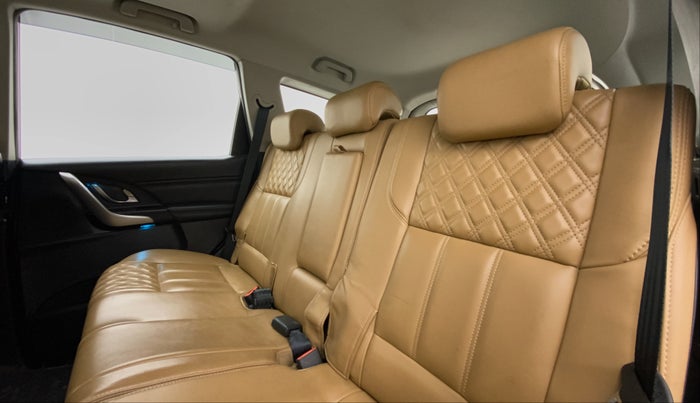 2018 Mahindra XUV500 W11 (O), Diesel, Manual, 48,894 km, Right Side Rear Door Cabin