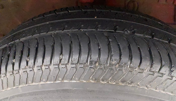 2016 Maruti Swift VXI, Petrol, Manual, 67,102 km, Right Front Tyre Tread