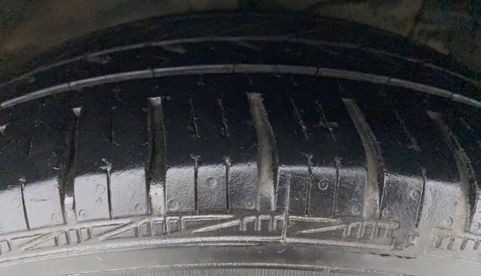 2016 Maruti Ciaz  ZDI SHVS, Diesel, Manual, 87,800 km, Left Front Tyre Tread