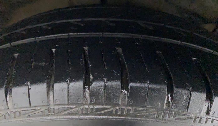 2016 Maruti Ciaz  ZDI SHVS, Diesel, Manual, 87,800 km, Right Front Tyre Tread