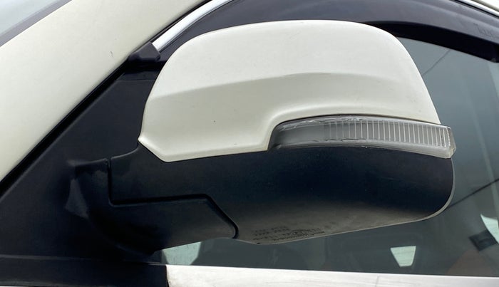 2018 Mahindra KUV 100 NXT K8 6 STR, CNG, Manual, 91,909 km, Left rear-view mirror - Indicator light has minor damage