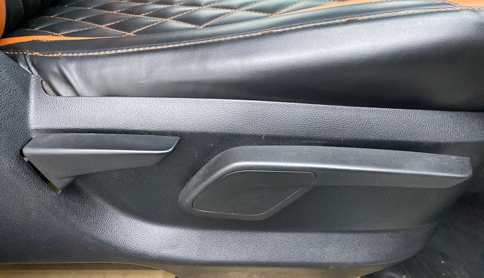 2018 Mahindra KUV 100 NXT K8 6 STR, CNG, Manual, 91,909 km, Driver Side Adjustment Panel