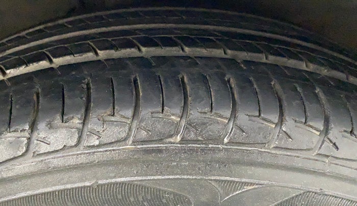 2011 Hyundai Verna FLUIDIC 1.6 VTVT EX, Petrol, Manual, 55,695 km, Right Front Tyre Tread