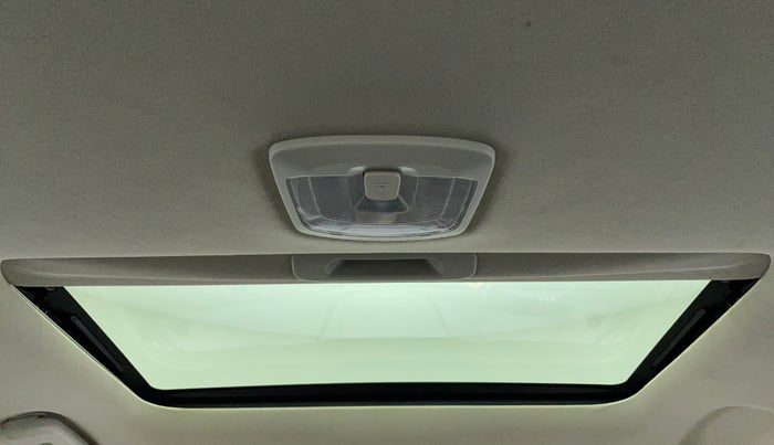 2022 Mahindra XUV 3OO W6 1.2 PETROL AMT, Petrol, Automatic, 10,007 km, Moonroof/ Sunroof