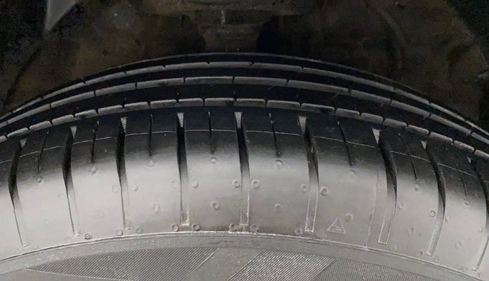 2022 Mahindra XUV 3OO W6 1.2 PETROL AMT, Petrol, Automatic, 10,007 km, Right Front Tyre Tread