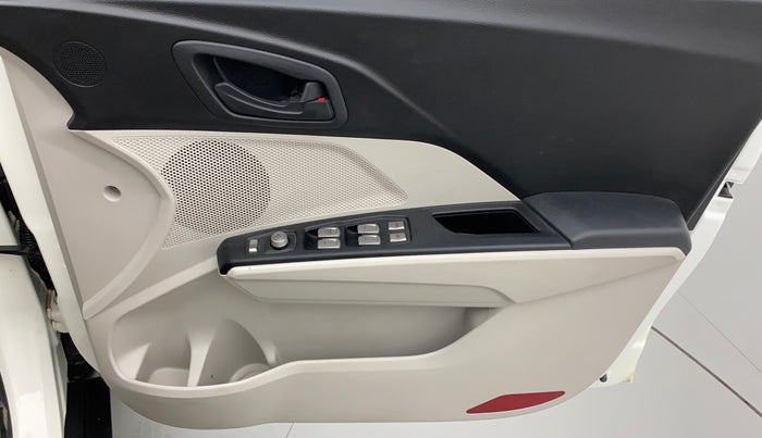 2022 Mahindra XUV 3OO W6 1.2 PETROL AMT, Petrol, Automatic, 10,007 km, Driver Side Door Panels Control