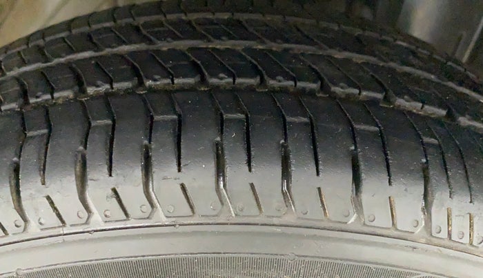 2014 Datsun Go T, Petrol, Manual, 61,683 km, Right Front Tyre Tread