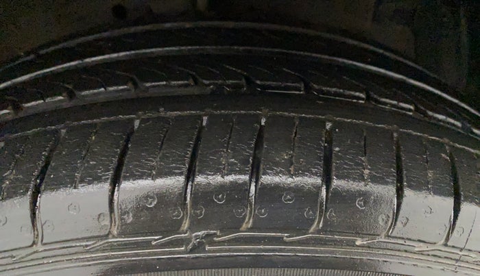 2014 Maruti Ertiga VXI CNG, CNG, Manual, 77,604 km, Right Front Tyre Tread