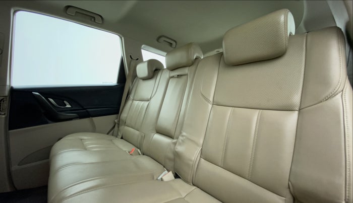 2017 Mahindra XUV500 W10 FWD, Diesel, Manual, 64,140 km, Right Side Rear Door Cabin