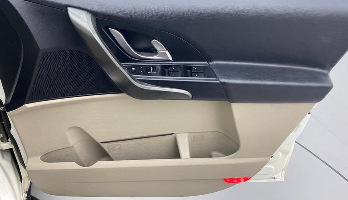 2017 Mahindra XUV500 W10 FWD, Diesel, Manual, 64,140 km, Driver Side Door Panels Control