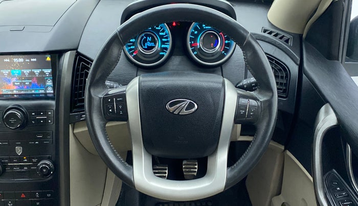 2017 Mahindra XUV500 W10 FWD, Diesel, Manual, 64,140 km, Steering Wheel Close Up