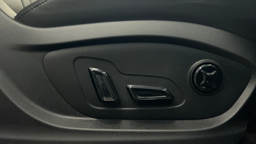 2025 MG Qs Essence AWD, Automatic, 6019 km, Drivers Side Adjustment Panel