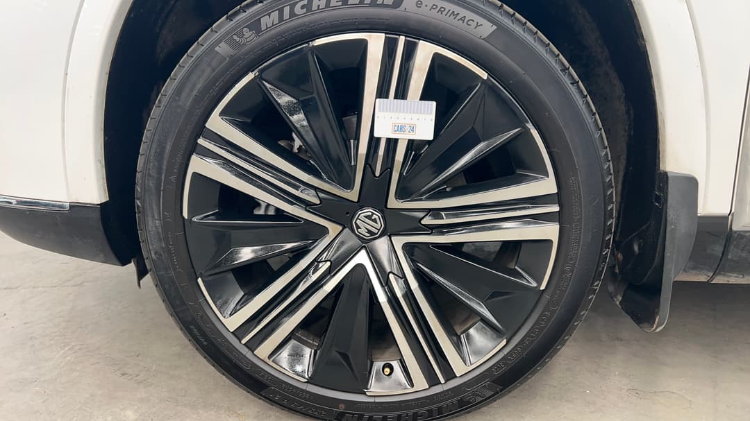2025 MG Qs Essence AWD, Automatic, 6019 km, Wheels Rim Front LHS Gutter Rash