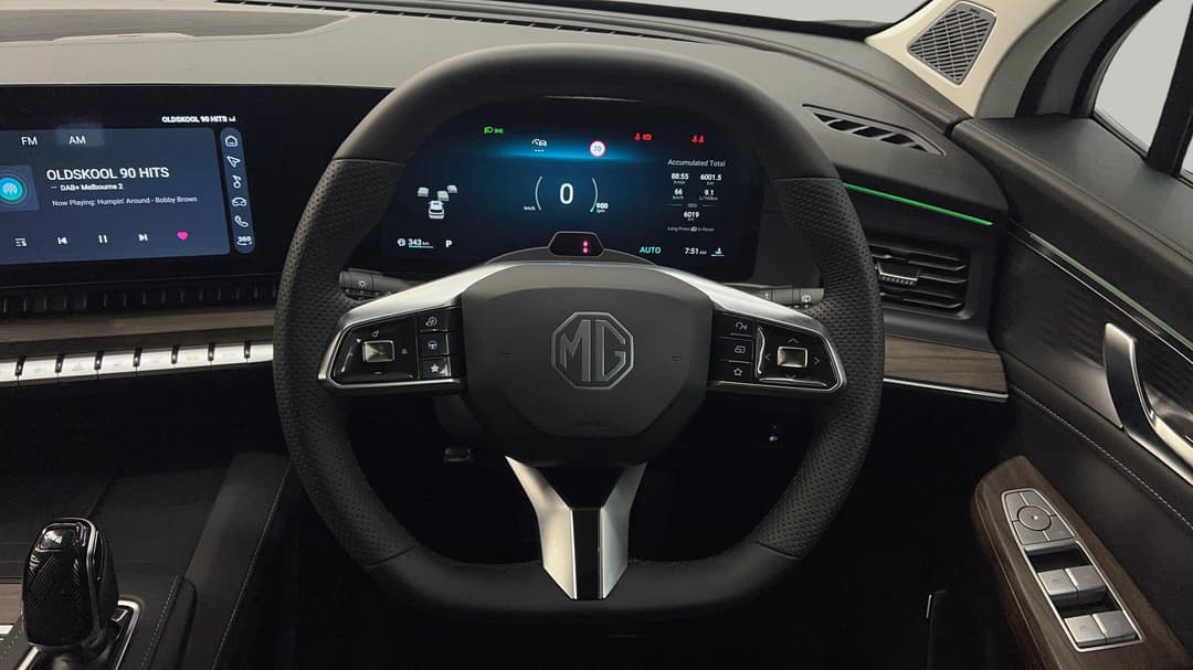 2025 MG Qs Essence AWD, Automatic, 6019 km, Steering Wheel Close-up