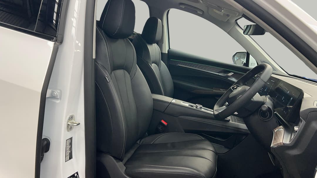 2025 MG Qs Essence AWD, Automatic, 6019 km, Right Side Front Door Cabin View