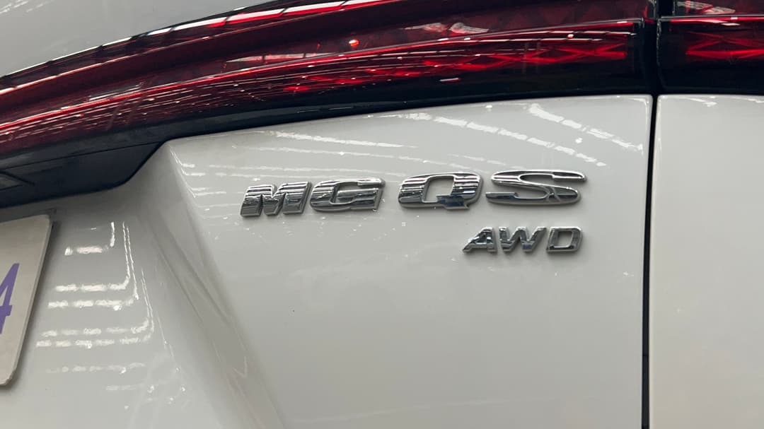 2025 MG Qs Essence AWD, Automatic, 6019 km, Badge (Boot Right Side)