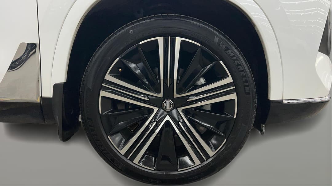 2025 MG Qs Essence AWD, Automatic, 6019 km, Right Front Wheel