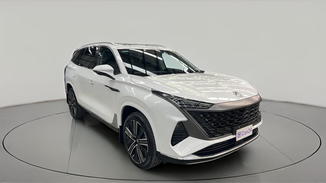 2025 MG Qs Essence AWD, Automatic, 6019 km, Right Front Diagonal (45- Degree) View