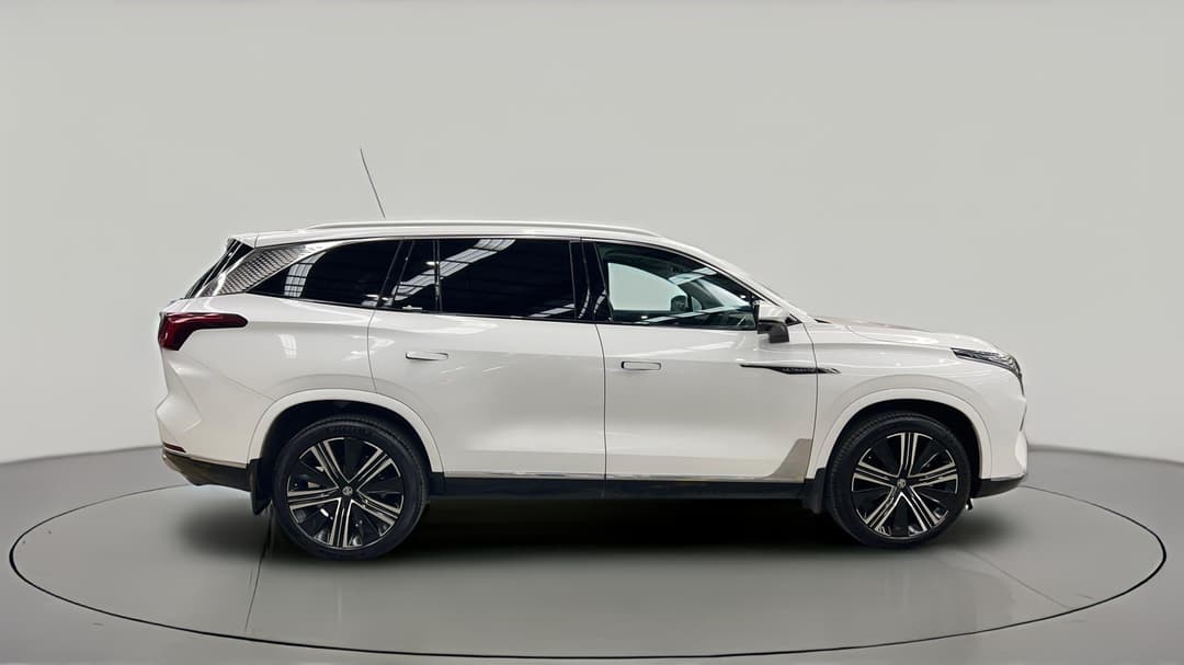 2025 MG Qs Essence AWD, Automatic, 6019 km, Right Side View