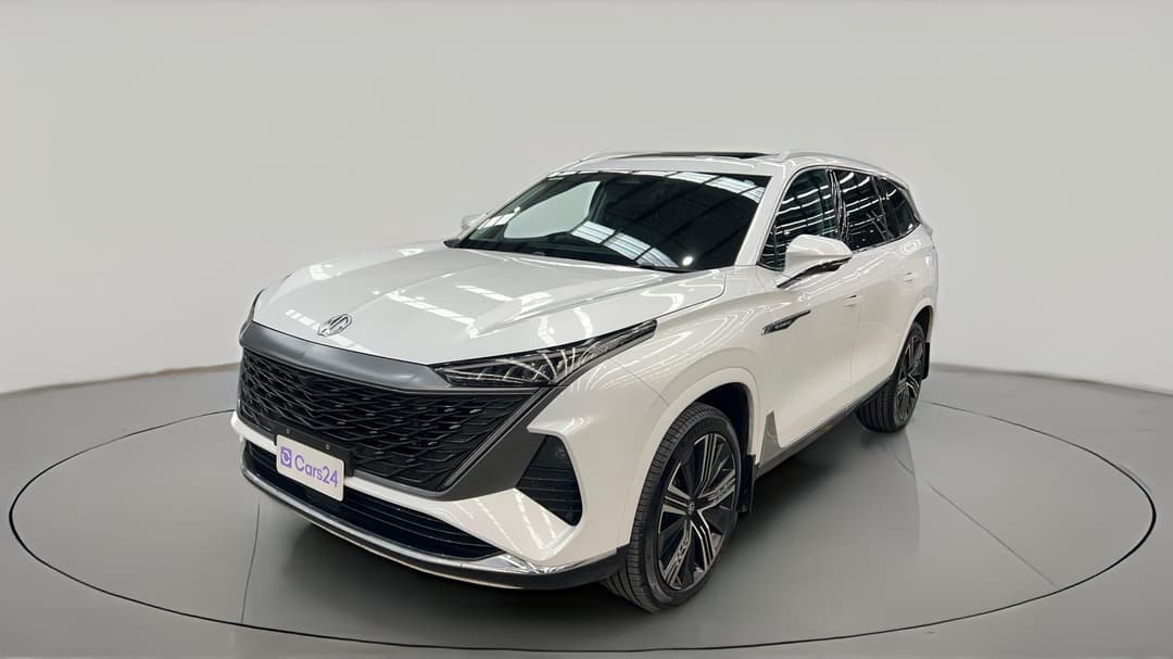 2025 MG Qs Essence AWD, Automatic, 6019 km, Left Front Diagonal (45- Degree) View