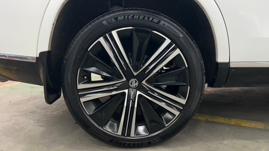 2025 MG Qs Essence AWD, Automatic, 6019 km, Right Rear Wheel