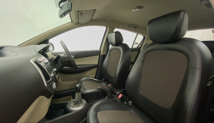 2013 Hyundai i20 MAGNA 1.2, Petrol, Manual, 25,532 km, Right Side Front Door Cabin