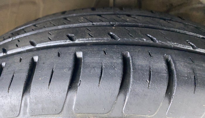 2018 Maruti Swift LXI D, Petrol, Manual, 32,633 km, Right Front Tyre Tread