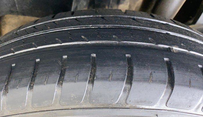 2018 Maruti Swift LXI D, Petrol, Manual, 32,633 km, Left Rear Tyre Tread