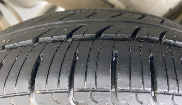 2015 Hyundai Grand i10 MAGNA 1.2 VTVT, CNG, Manual, 47,183 km, Left Rear Tyre Tread