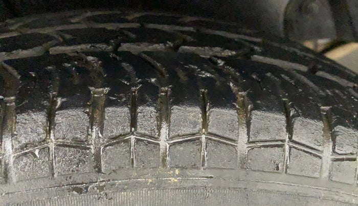 2017 Maruti Swift LXI (O), Petrol, Manual, 45,247 km, Left Rear Tyre Tread