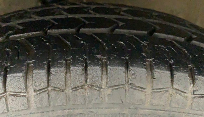 2017 Maruti Swift LXI (O), Petrol, Manual, 45,247 km, Left Front Tyre Tread