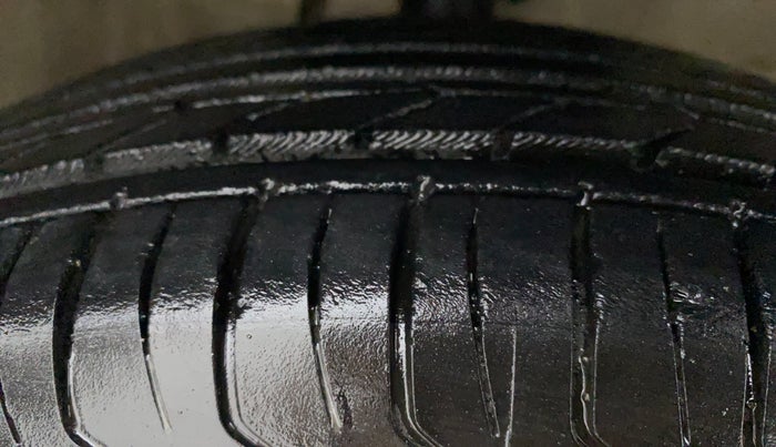 2011 Maruti Swift VXI, Petrol, Manual, 46,838 km, Right Front Tyre Tread