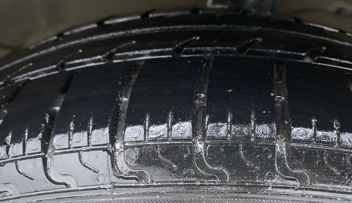 2017 Maruti Swift VDI, Diesel, Manual, 82,916 km, Right Front Tyre Tread