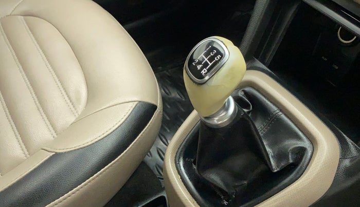 2014 Hyundai Xcent SX 1.2 (O), Petrol, Manual, 75,576 km, Gear lever - Knob cover torn