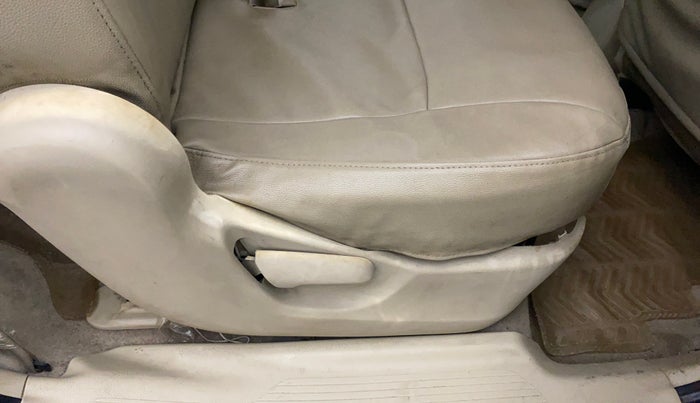 2013 Maruti Ertiga VXI, Petrol, Manual, 55,773 km, Second-row right seat - Seat side trim has minor damage