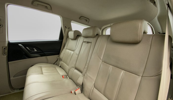 2017 Mahindra XUV500 W8 FWD, Diesel, Manual, 43,270 km, Right Side Rear Door Cabin
