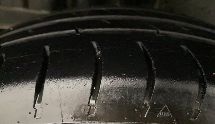 2014 Maruti Swift VXI, Petrol, Manual, 86,776 km, Right Rear Tyre Tread