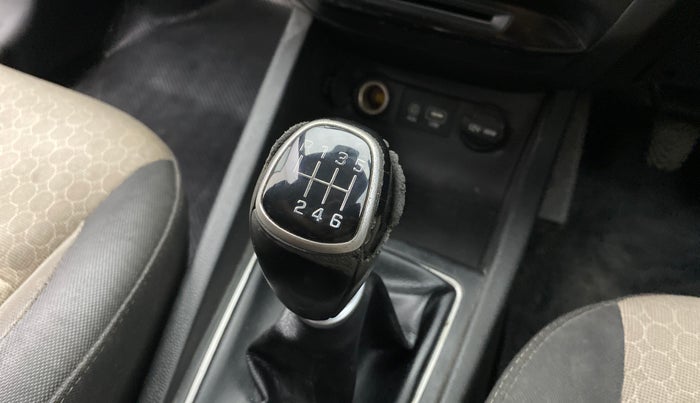 2015 Hyundai Elite i20 ASTA 1.4 CRDI, Diesel, Manual, 99,091 km, Gear lever - Knob cover torn