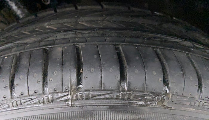 2016 Volkswagen Ameo COMFORTLINE 1.2, Petrol, Manual, 64,953 km, Left Front Tyre Tread