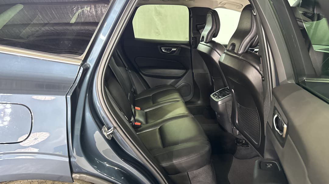 2021 Volvo XC60 B5 Momentum Mhev, Automatic, 48543 km, Right Side Rear Door Cabin View