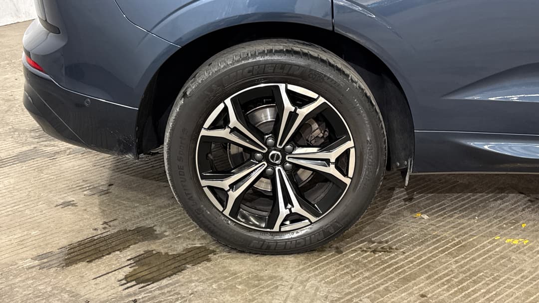 2021 Volvo XC60 B5 Momentum Mhev, Automatic, 48543 km, Right Rear Wheel