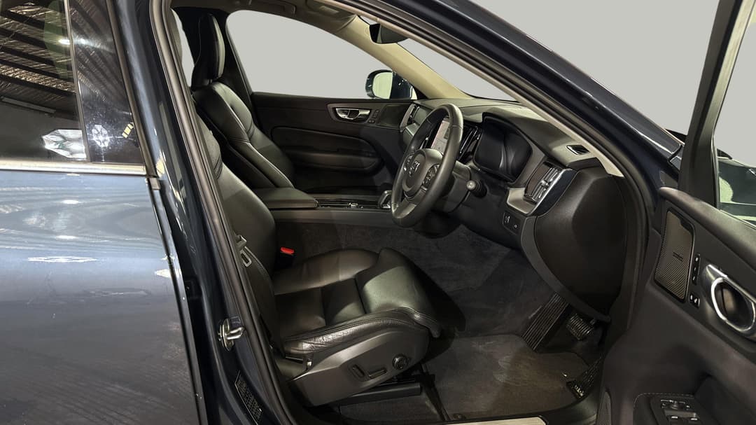 2021 Volvo XC60 B5 Momentum Mhev, Automatic, 48543 km, Right Side Front Door Cabin View
