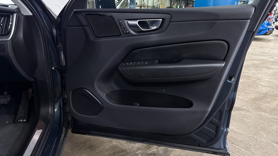 2021 Volvo XC60 B5 Momentum Mhev, Automatic, 48543 km, Speaker View