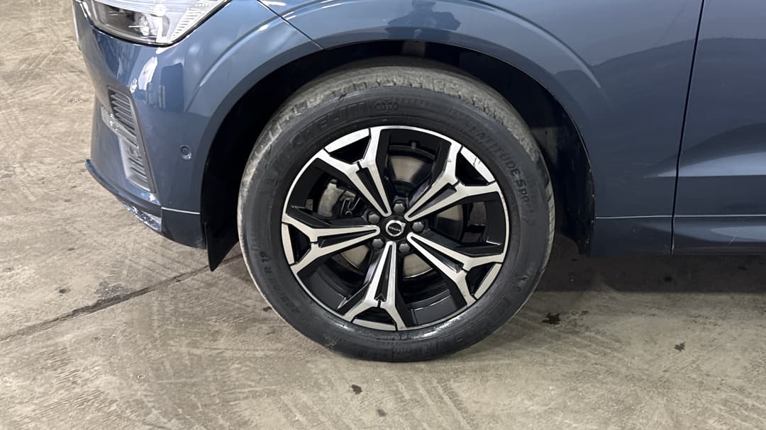 2021 Volvo XC60 B5 Momentum Mhev, Automatic, 48543 km, Left Front Wheel