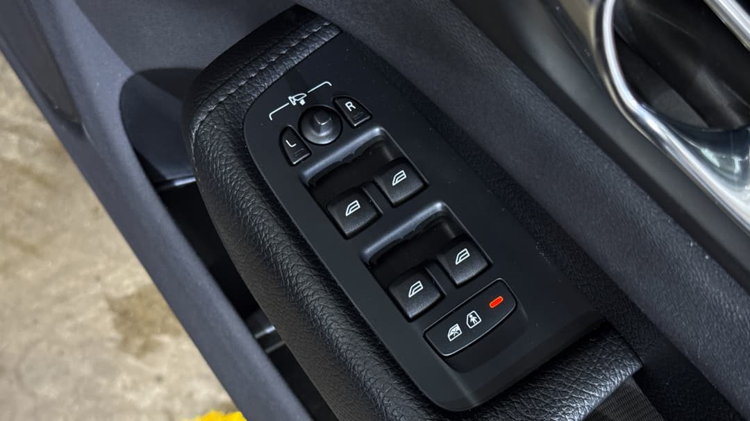 2021 Volvo XC60 B5 Momentum Mhev, Automatic, 48543 km, Drivers Side Door Panel Controls