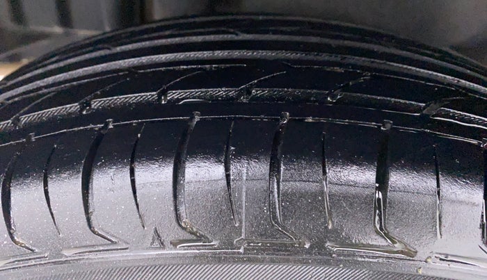 2015 Maruti Swift Dzire VXI, Petrol, Manual, 94,645 km, Right Rear Tyre Tread