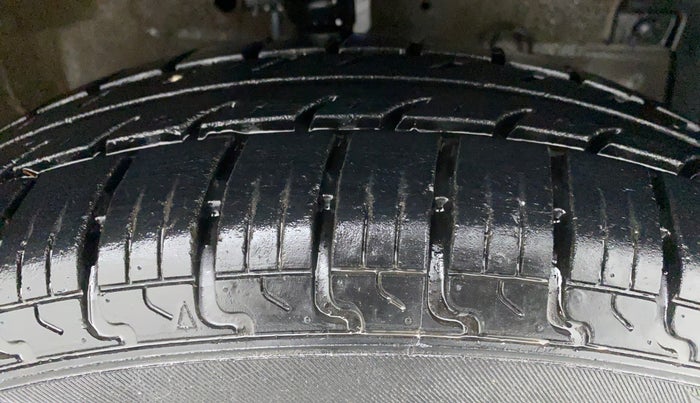 2017 Maruti Swift LXI OPT, Petrol, Manual, 61,985 km, Right Front Tyre Tread
