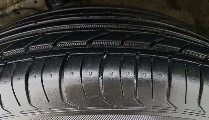2016 Maruti Swift VXI OPT, Petrol, Manual, 30,028 km, Left Rear Tyre Tread