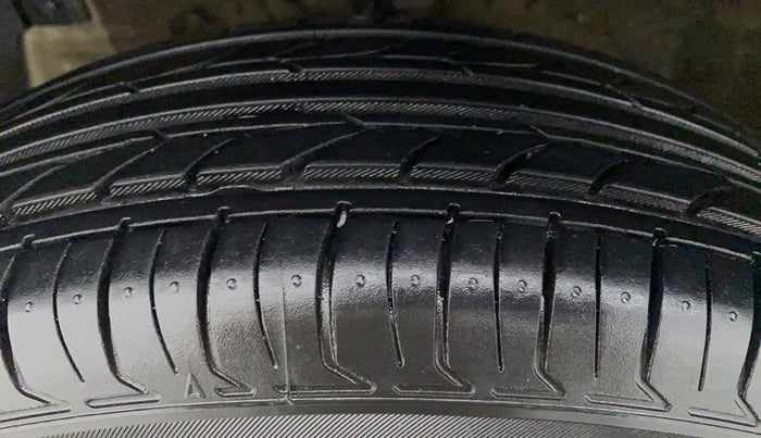 2016 Maruti Swift VXI OPT, Petrol, Manual, 30,028 km, Right Rear Tyre Tread