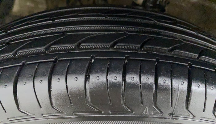 2016 Maruti Swift VXI OPT, Petrol, Manual, 30,028 km, Right Front Tyre Tread